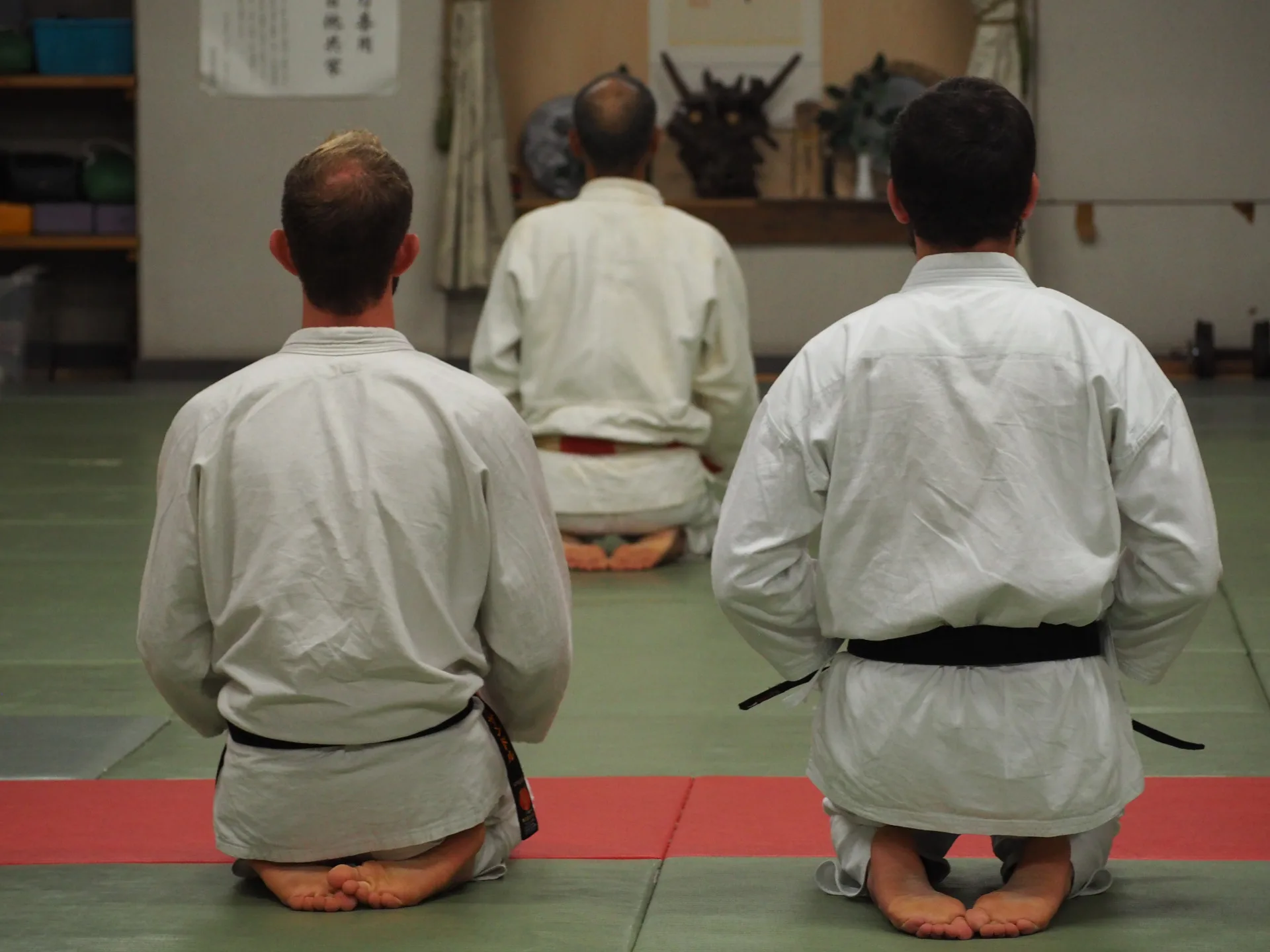 Pratiquants saluant dans le dojo